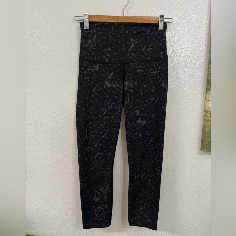 LULULEMON Crop Capri Leggings  Black Gray   Triangle Prism print approx Sz:2